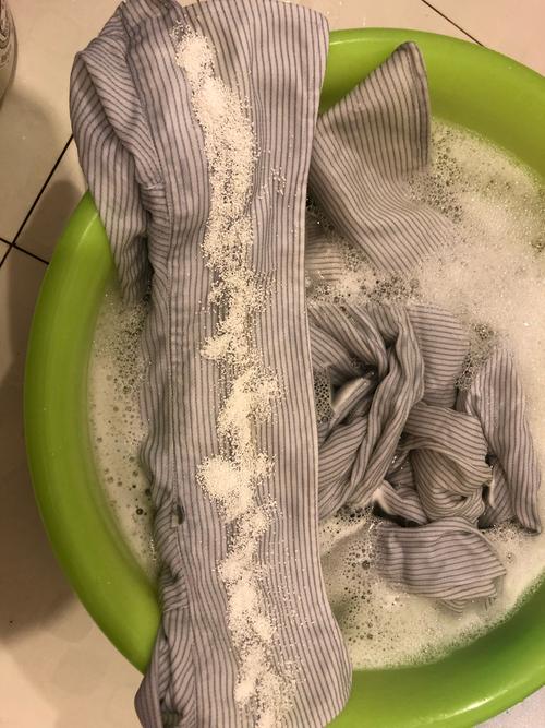 别上来就把整件衬衫泡进热水里