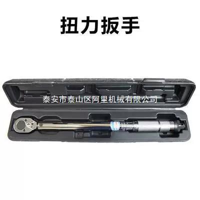 维修车间用扭力扳手安装汽车喷油嘴实拍