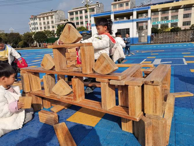 儿童家庭积木合作搭建游戏场景