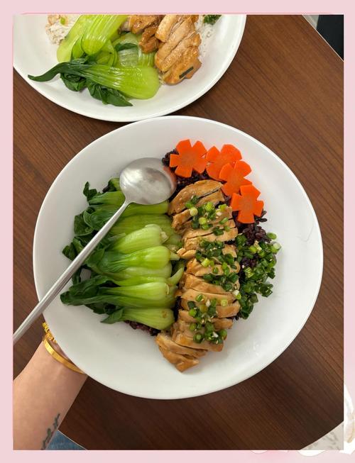 增肌饮食比例餐盘鸡肉米饭