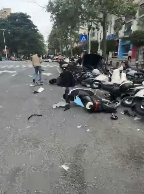 城市菜市场门口共享电单车肇事事故现场
