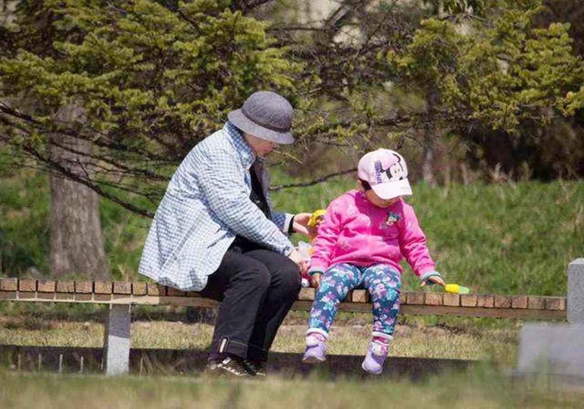 老人帮子女带娃的家庭日常真实场景