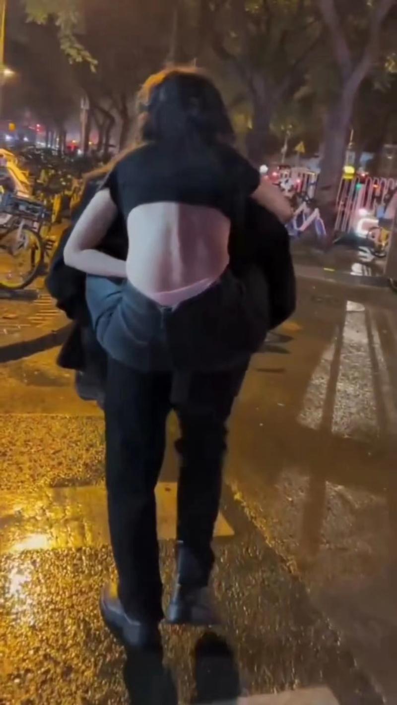 一个女生推开男友的背影,表情矛盾