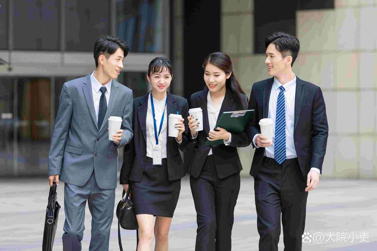 面试着装对比图,互联网公司与金融业