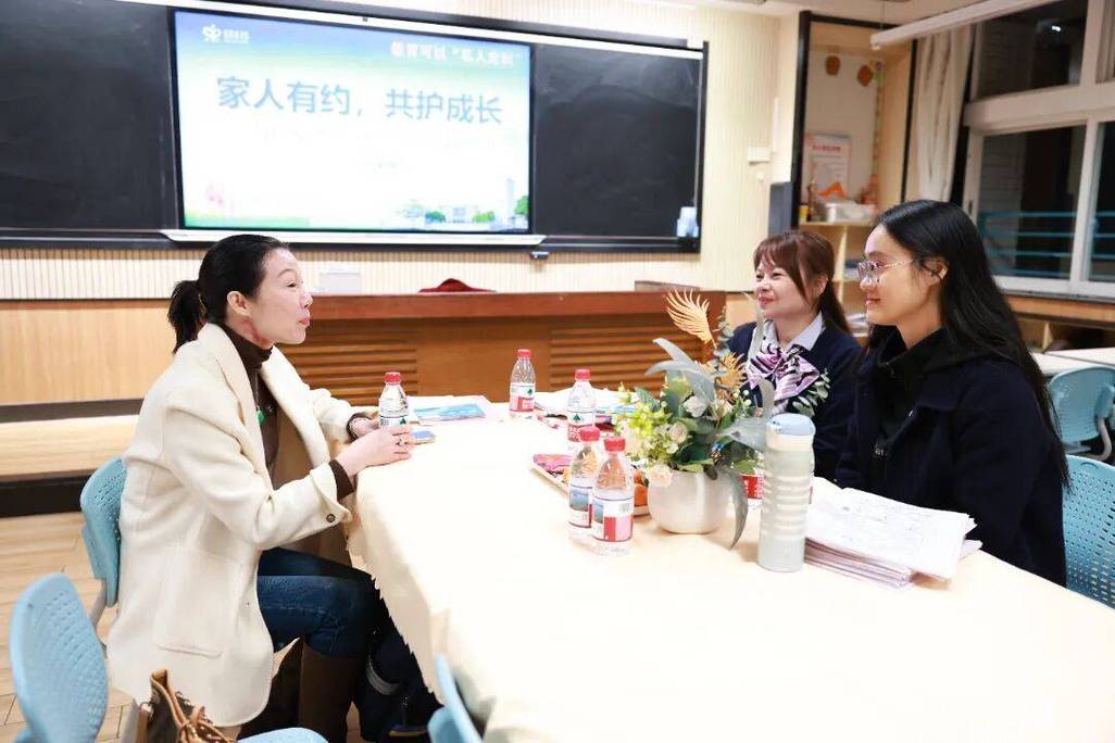 家长和老师在教室走廊平和交流