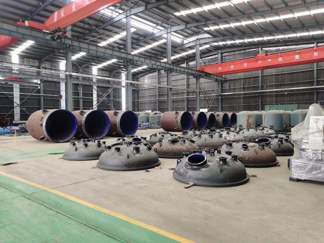 化工厂区在用大型压力容器外观实拍