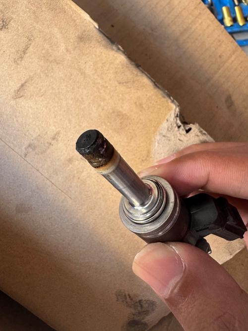 拆解后积碳堵塞的汽车喷油嘴实物图