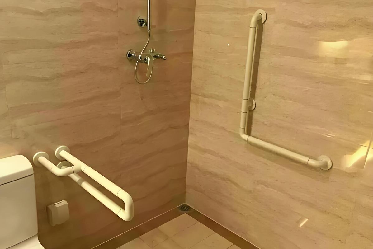 老人房床边卫生间扶手安装实景图