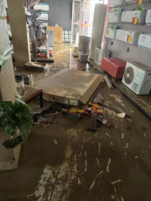 沿街店铺泡水后建材受损现场图
