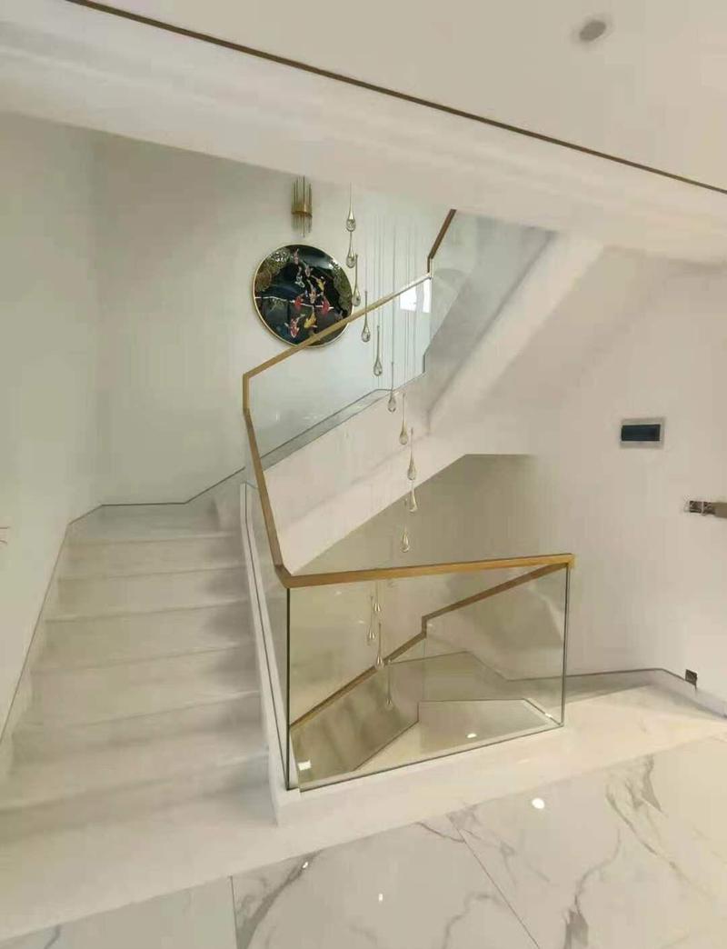 钢化玻璃楼梯护栏入户装修实景图
