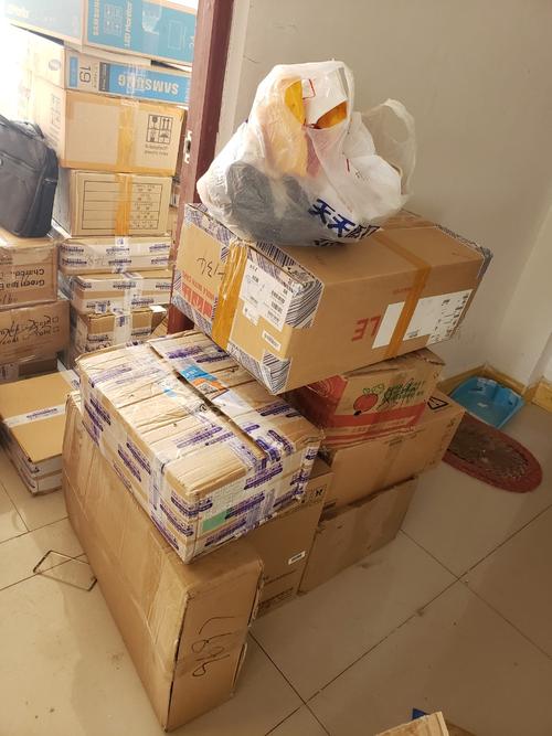 小贸易公司办公室堆放的逾期商票实物图