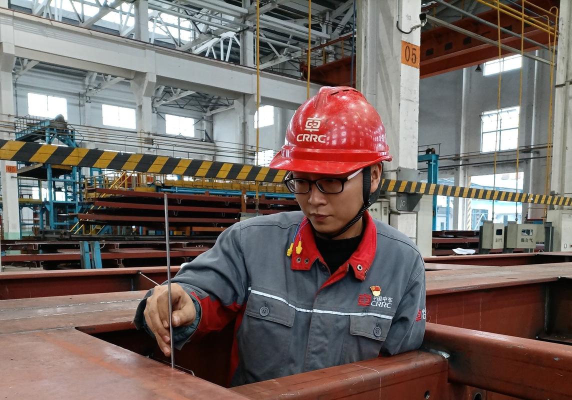 车间一线产业技术攻关老工程师工作照