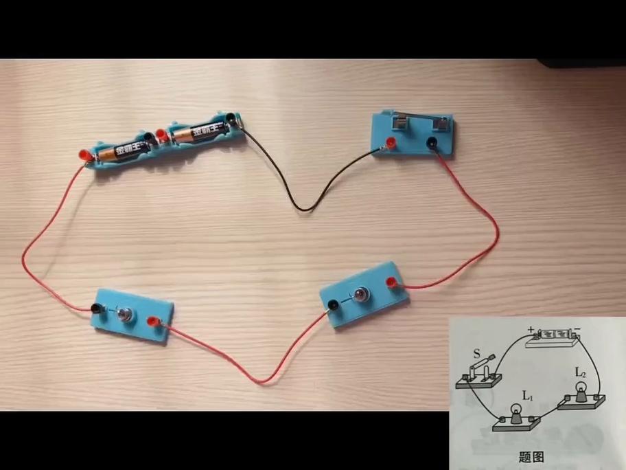 小学课堂学生拼接简单电路串联实物图