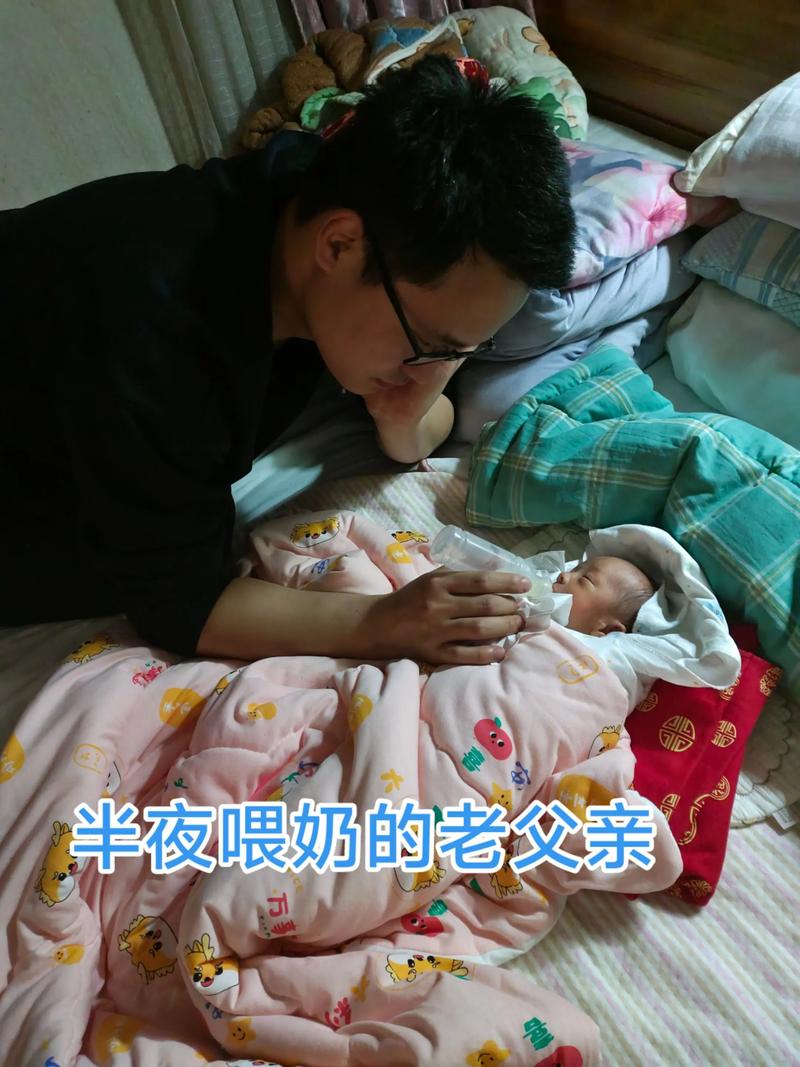 爸爸轻拍夜醒宝宝断夜奶家庭实拍图