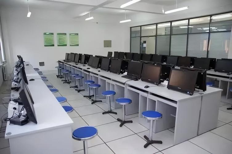 西北偏远农村小学计算机室