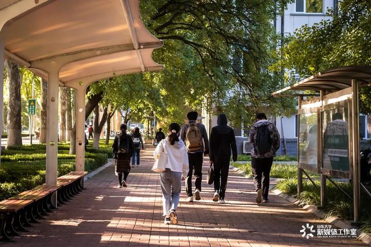 大学考研生图书馆外操场散步