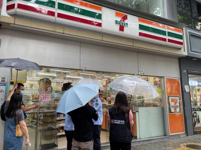 写字楼楼下雨天没带伞的人盯着便利店热柜