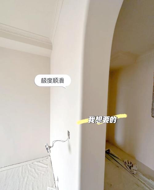 奶油风装修施工中的弧形墙角木工造型