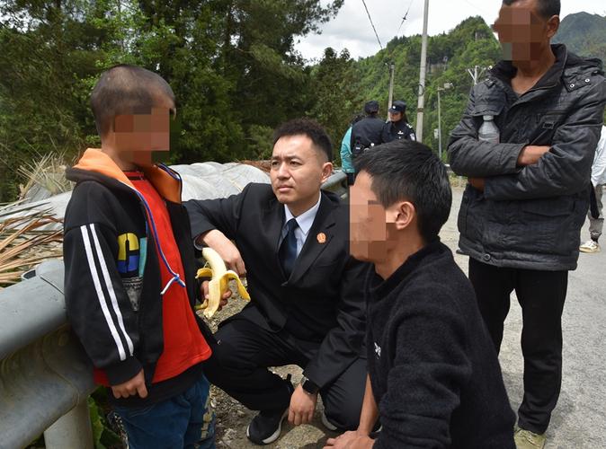 法院门口蹲守等待见孩子的离婚父亲