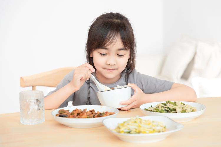 安静餐桌孩子专注吃饭碗筷放轻特写