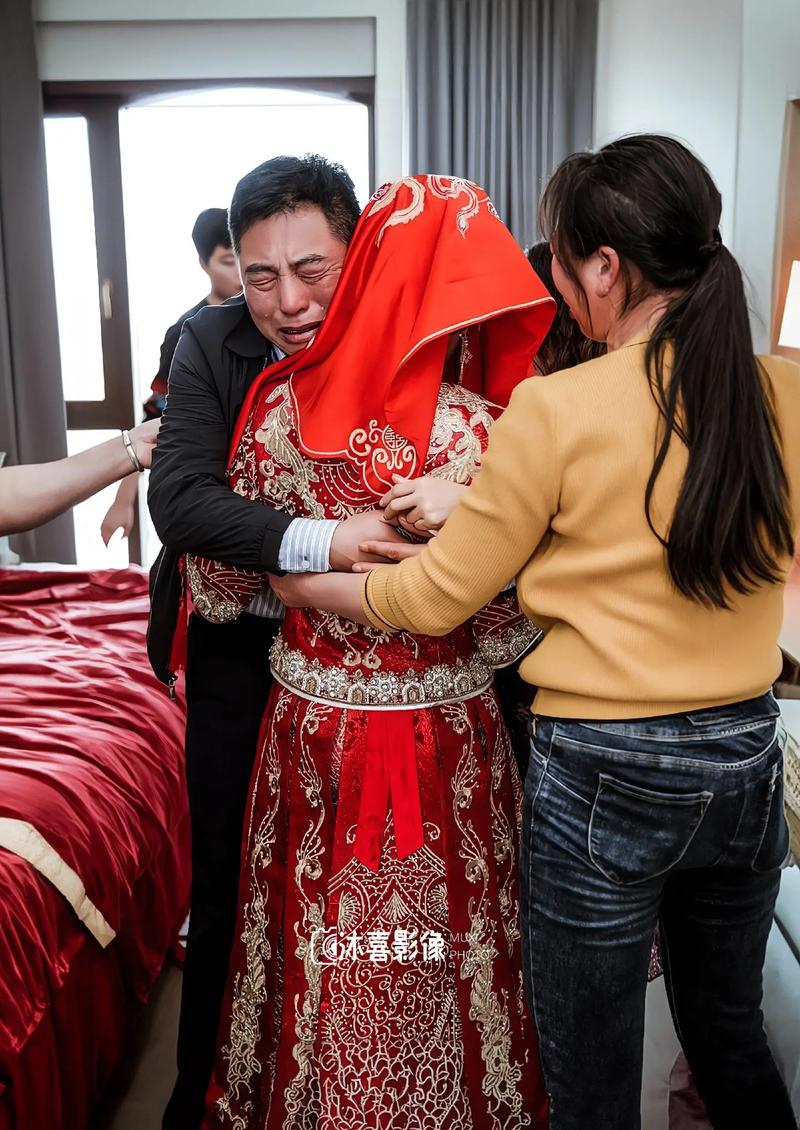 婚礼上新娘与父亲拥抱哭泣的特写镜头