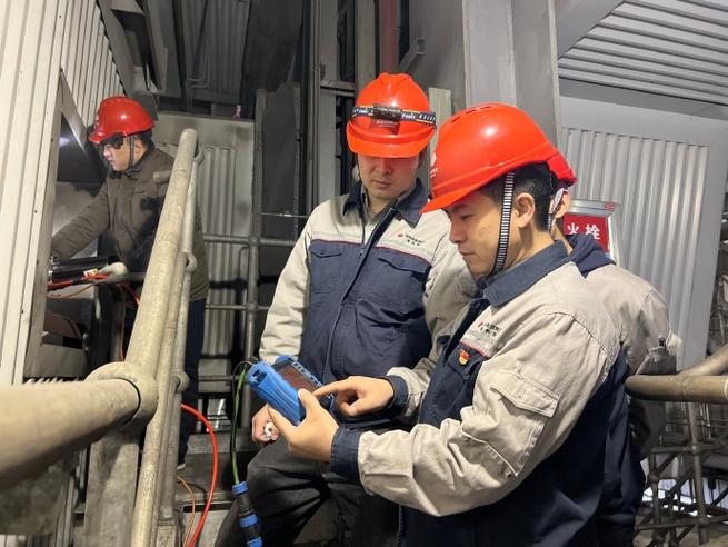 工厂中领导对着监控曲线表扬操作工的瞬间