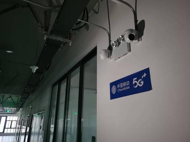 5G小基站嵌入商场天花板实拍图
