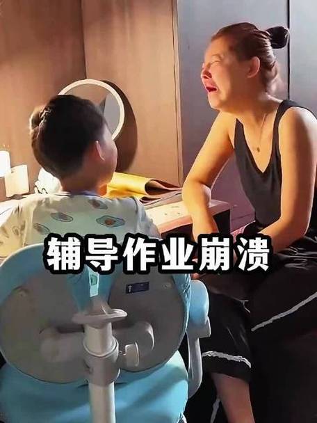 母亲深夜辅导孩子数学作业灯下崩溃瞬间