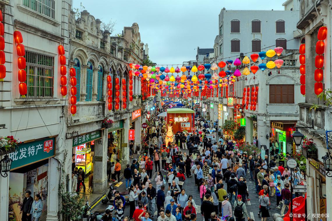 骑楼廊下老人与店主共饮花生汤的日常场景