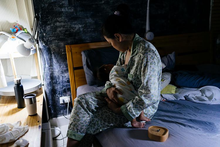 深夜床头喂奶听妈妈播客的场景