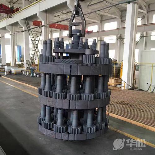 井式渗碳炉操作工正在吊装大型齿轮工件