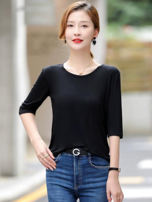 130斤微胖女生穿紧身莫代尔T恤侧面显肚子实拍