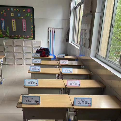 中小学教室后排储物柜实拍