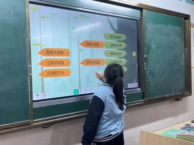 老师带领学生复盘课堂游戏，白板上写着“策略与知识”