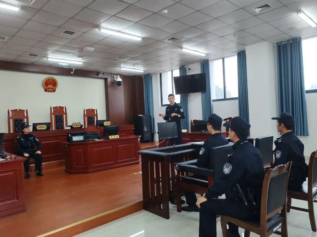 律师在法院刑事法庭上质证警官场景