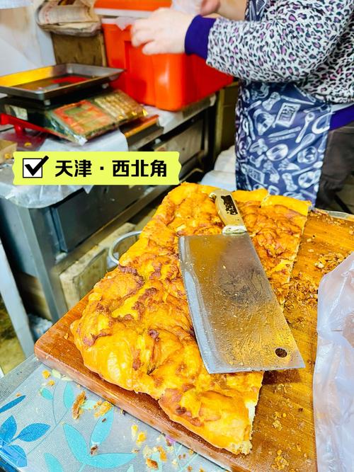 天津大胡同老居民院门口煎饼摊刮板刮过脆饼层的瞬间