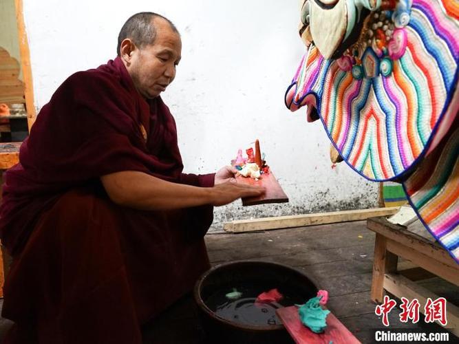 塔尔寺酥油花艺人冰水泡手制作场景