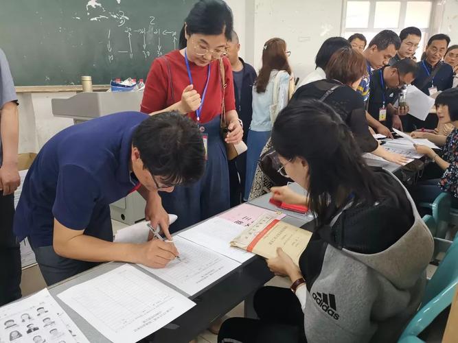 二级建造师考试考场外考生
