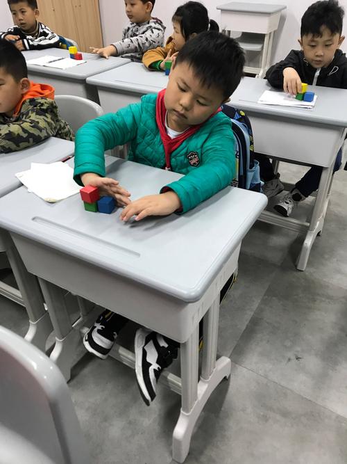 小学生书桌抠橡皮做数学应用题场景