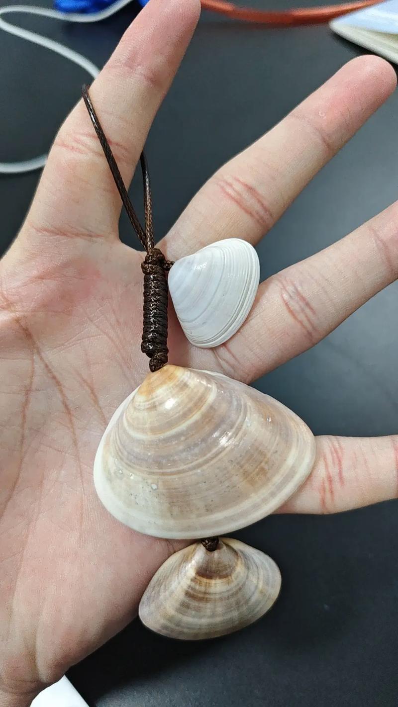 手工打磨贝壳纽扣过程特写