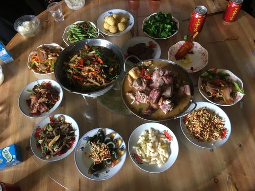 南漳太坪村农家餐桌橡子豆腐腊猪脚