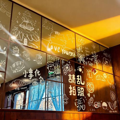 五岁小女孩对着客厅镜子练朗读场景