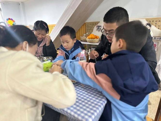 亲子家庭围坐讨论分类游戏照片