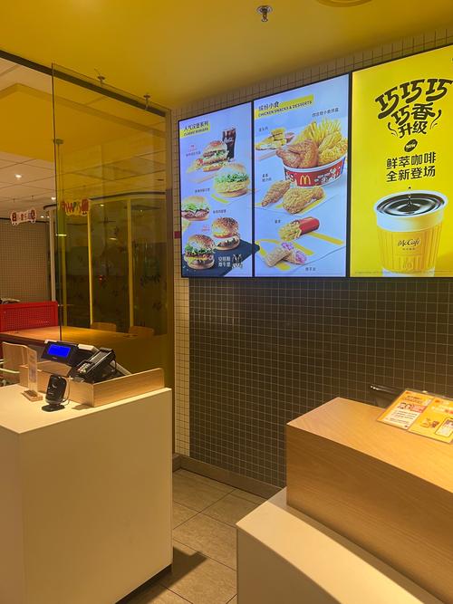 快餐店点餐柜台薯条区照片