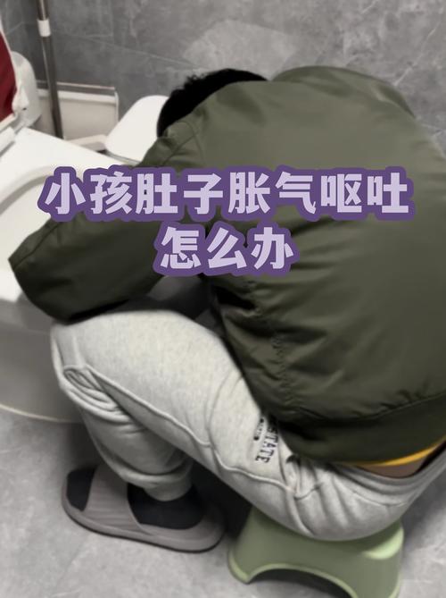 配方奶冲泡后宝宝胀气肚子发硬实拍