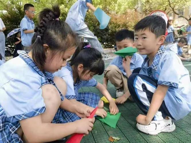 小学男生在走廊试飞纸飞机