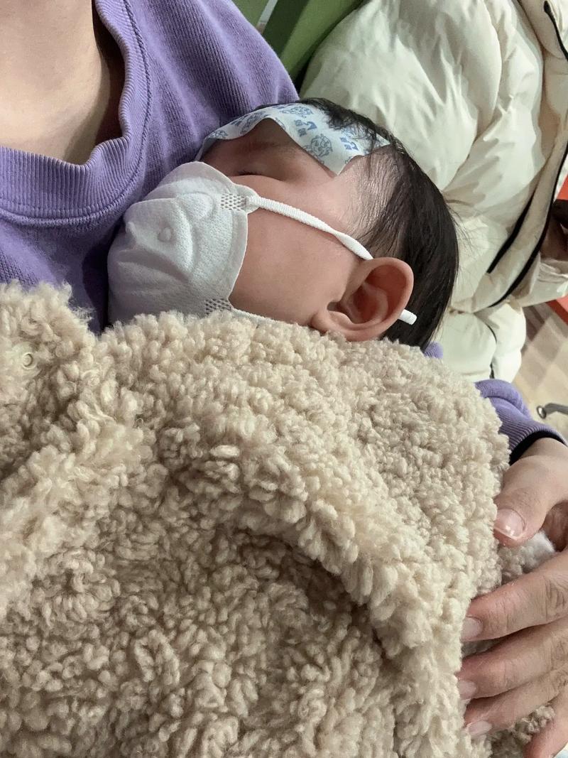 深夜儿童医院急诊走廊新手妈妈抱娃接退热贴