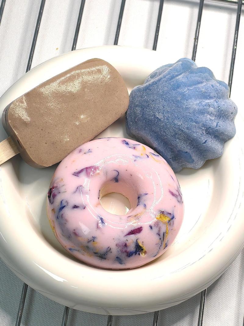 含人工色素的彩色宠物零食实拍