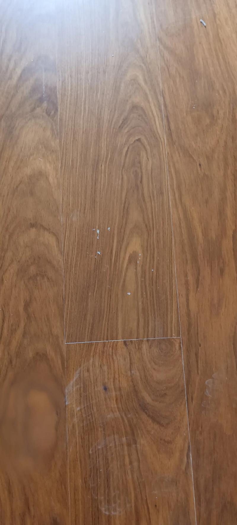 装修未做成品保护刮花的实木地板实景图