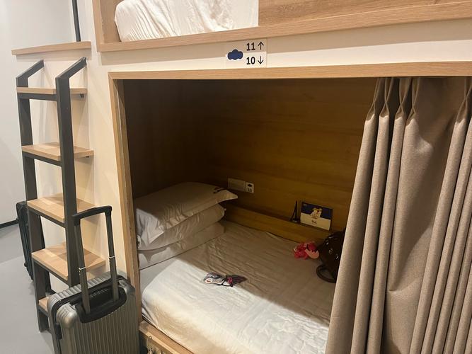 1. 老地方国际青旅:社交天花板,但隔音靠命